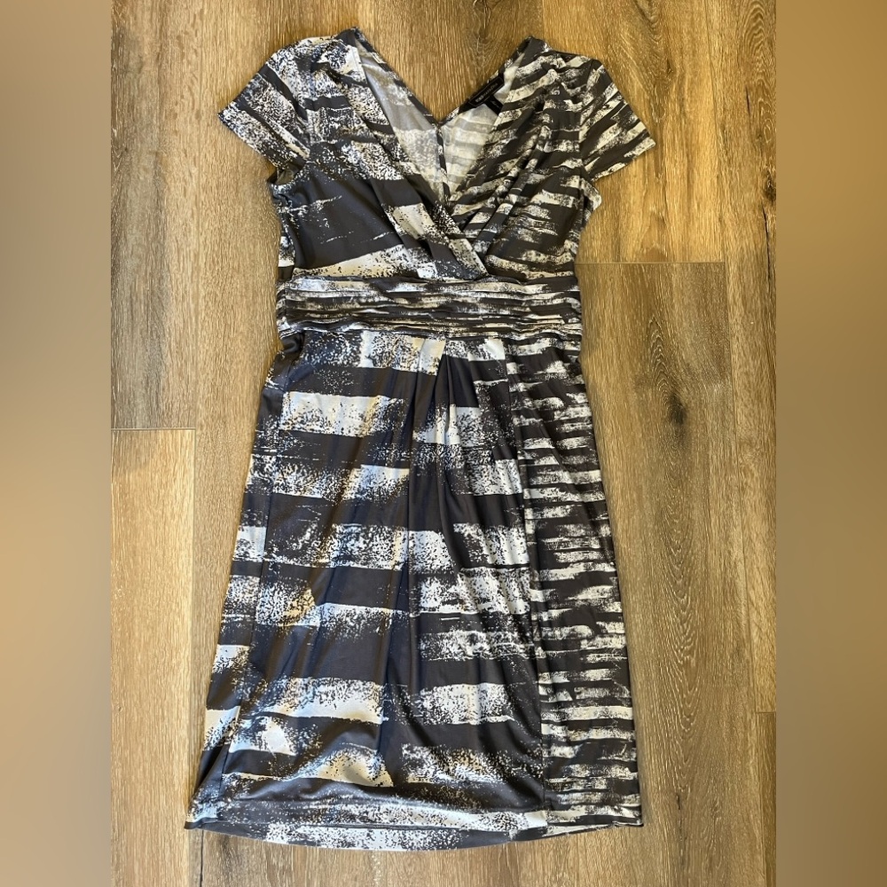 BCBGMAXAZRIA Agate Knee Length Faux Wrap Dress - Size XS - Grey White Brick